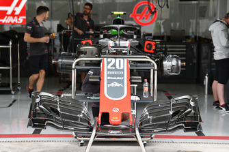 Un nez et un aileron avant de Haas F1 Team VF-18