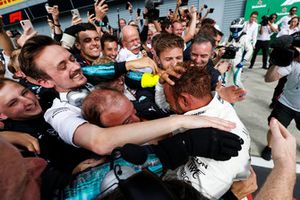 Racewinnaar Lewis Hamilton, Mercedes AMG F1, viert feest met zijn team