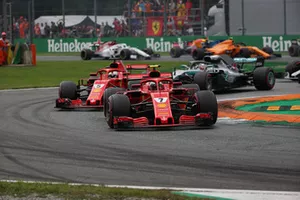 Kimi Raikkonen, Ferrari SF71H devant Sebastian Vettel, Ferrari SF71H au départ