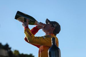 Ganador Ryan Hunter-Reay, Andretti Autosport Honda, celebra con Champagne 