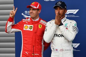 Sebastian Vettel, Ferrari et Lewis Hamilton, Mercedes AMG F1, dans le parc fermé