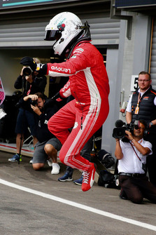 Yarış galibi Sebastian Vettel, Ferrari, parc ferme