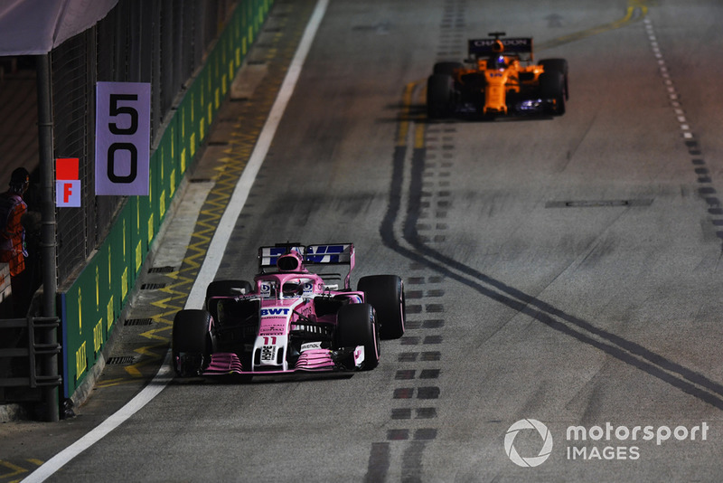 Sergio Perez, Racing Point Force India VJM11 and Fernando Alonso, McLaren MCL33