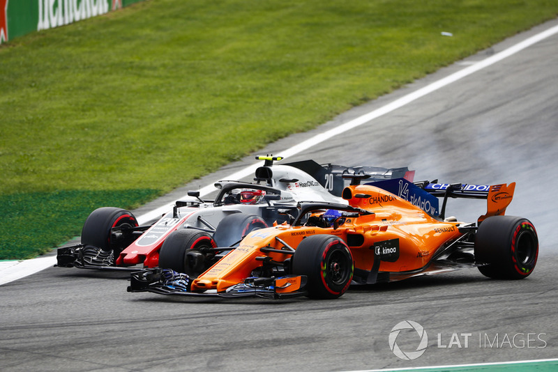 Kevin Magnussen, Haas F1 Team VF-18, y Fernando Alonso, McLaren MCL33, rueda a rueda