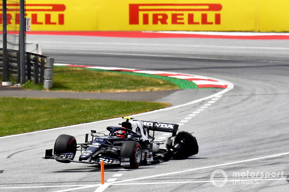 Pierre Gasly, AlphaTauri AT02, vuelve a boxes con su coche dañado