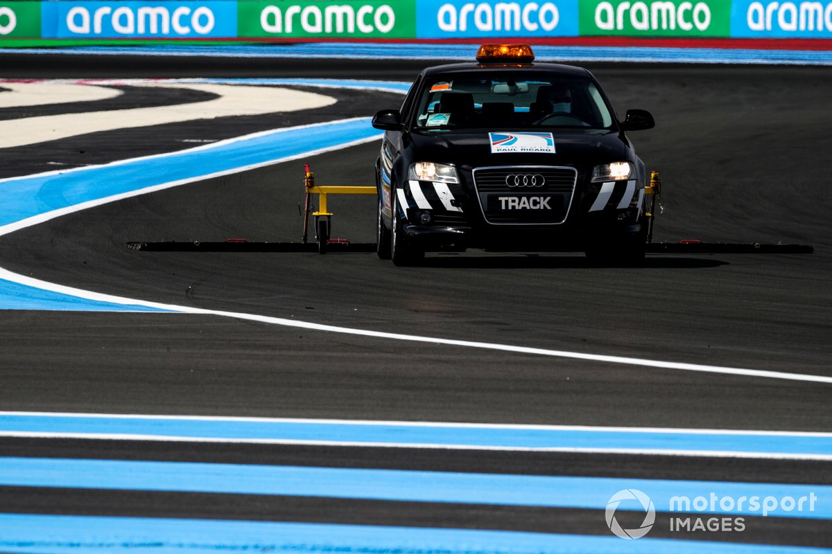 Un coche con barredoras en Paul Ricard