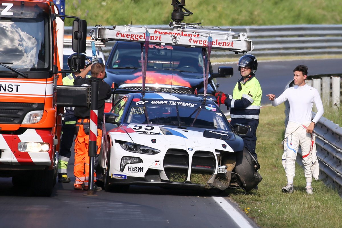 Crash: Sheldon van der Linde, BMW M4 GT3