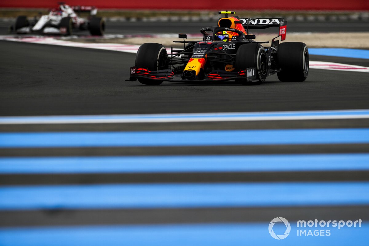 Sergio Pérez, Red Bull Racing RB16B, Kimi Raikkonen, Alfa Romeo Racing C41