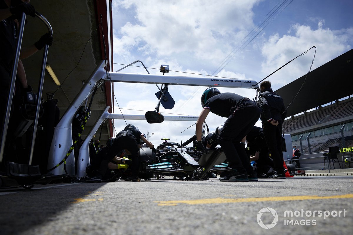 Valtteri Bottas, Mercedes W12, nel garage
