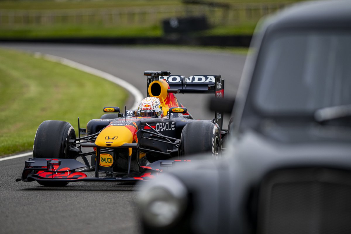 Max Verstappen, Red Bull Racing RB7 haalt een Londense taxi in