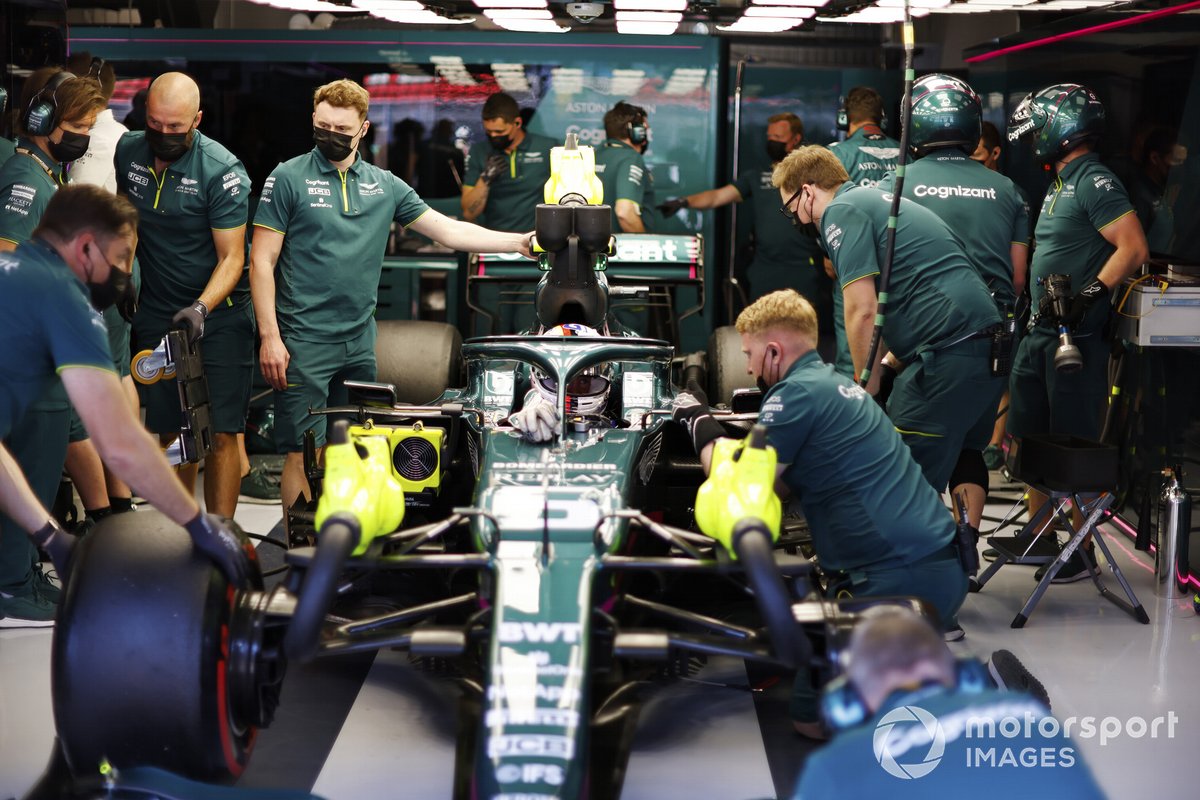 Sebastian Vettel, Aston Martin AMR21, in the garage with mechanics