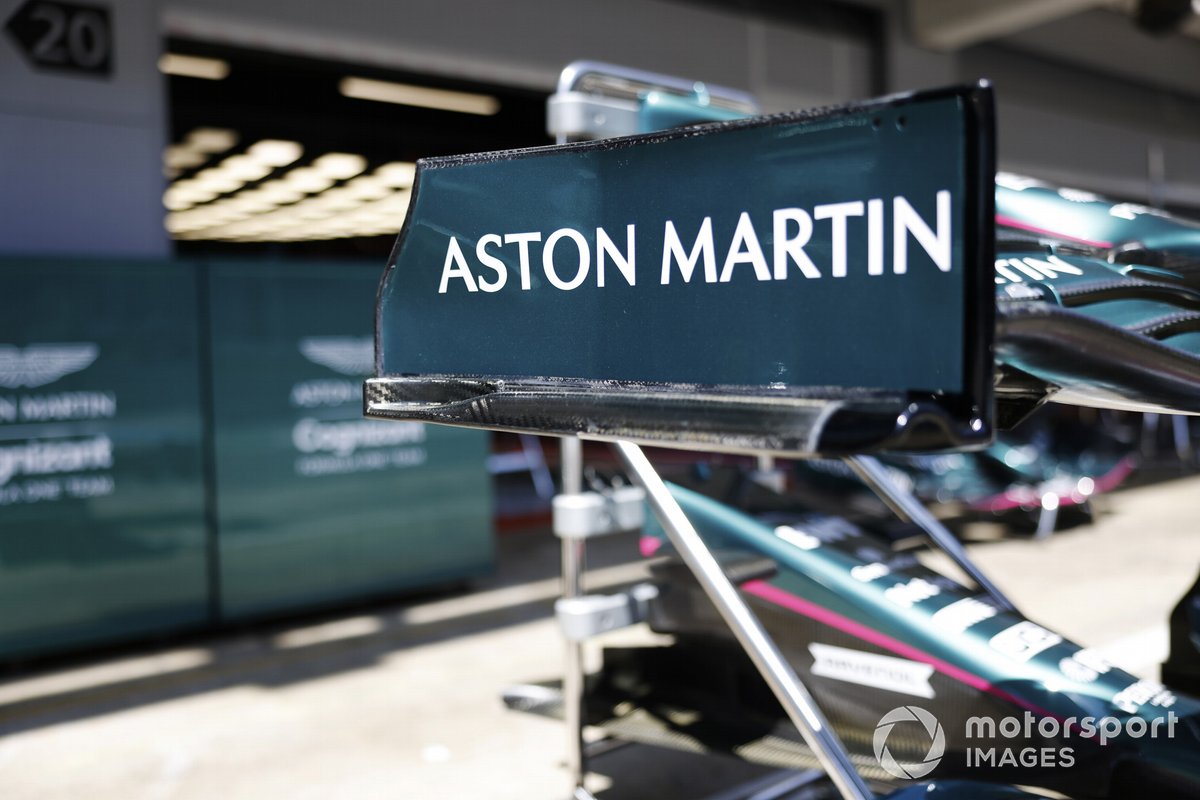 Logo de Aston Martin en el endplate del alerón delantero