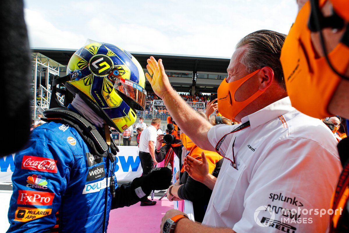 Tercer lugar Lando Norris, McLaren, celebra con Zak Brown, CEO, McLaren Racing