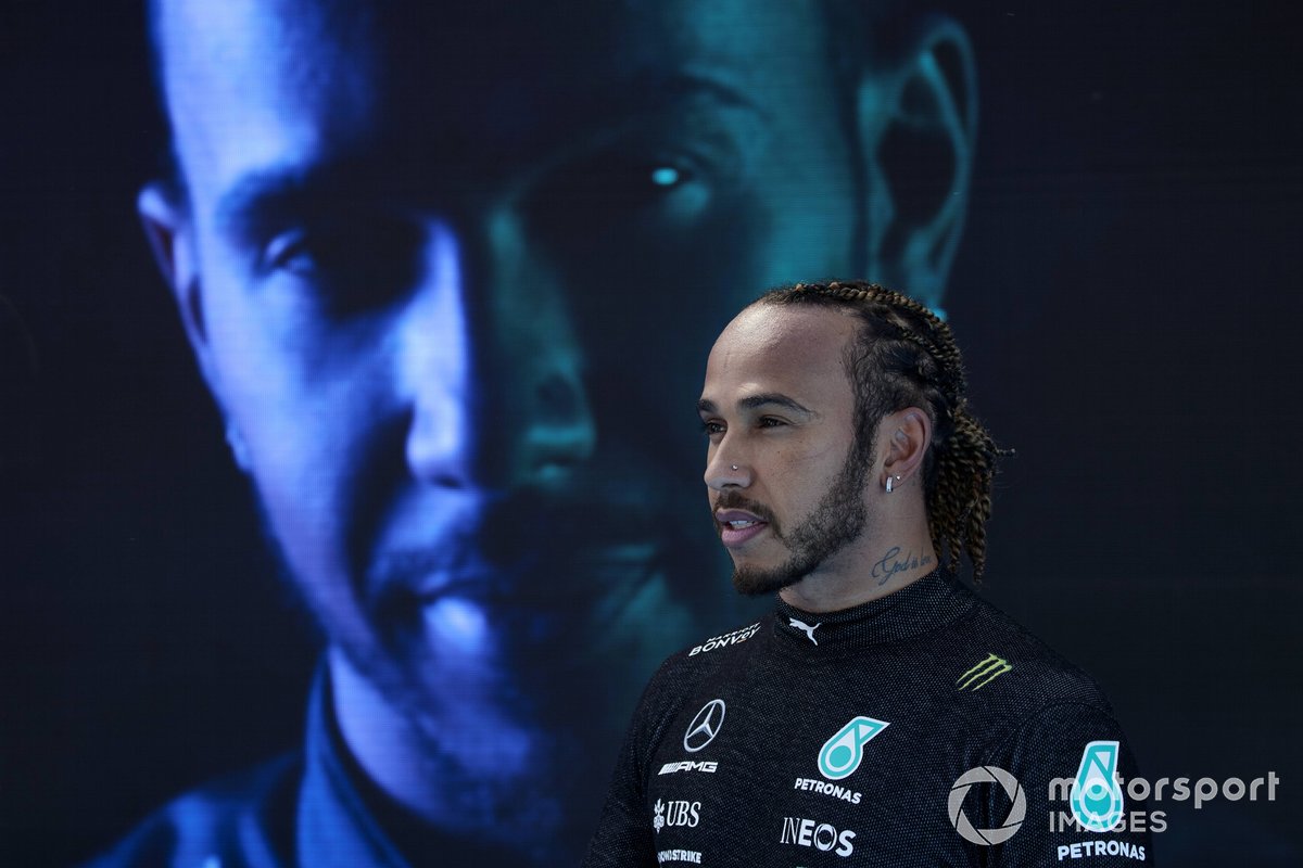 Lewis Hamilton, de Mercedes, en el Parc Ferme tras conseguir su pole position 100 en la F1