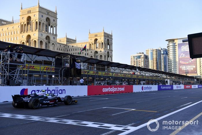 Theo Pourchaire, ART Grand Prix, pasa la bandera a cuadros