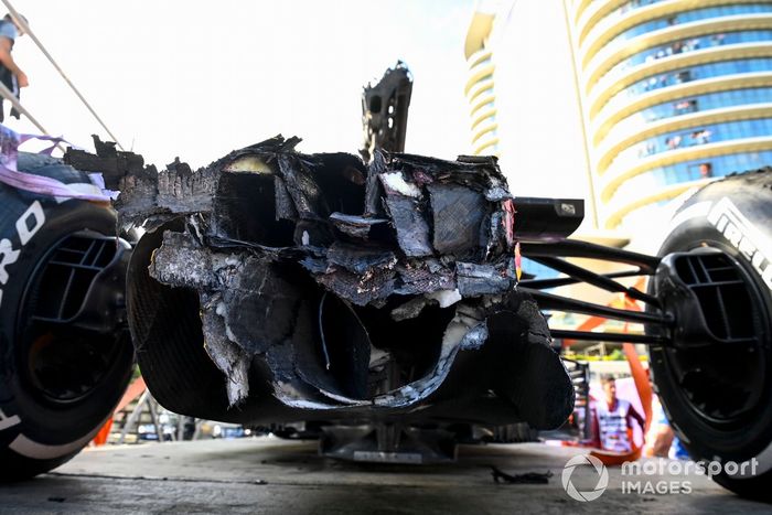 Daños en el coche de Max Verstappen, el RB16B de Red Bull Racing tras el accidente