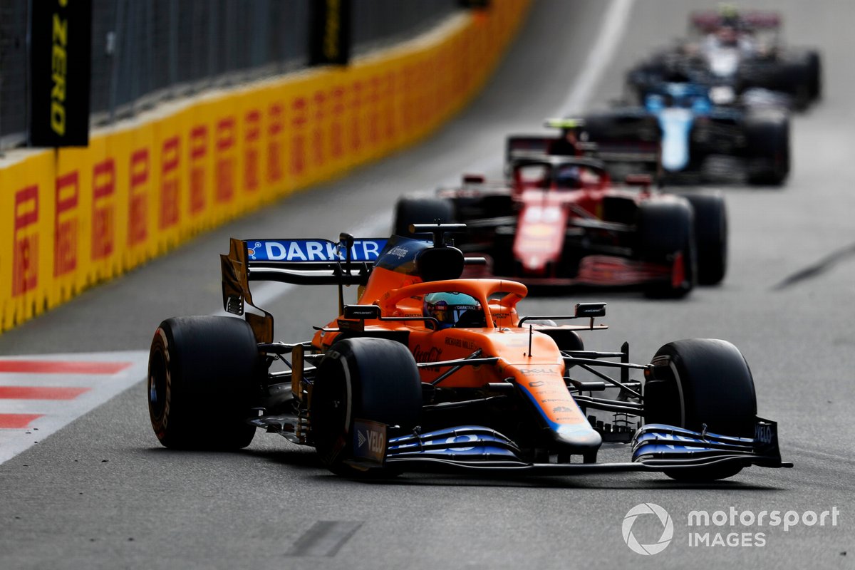 Daniel Ricciardo, McLaren MCL35M, Carlos Sainz Jr., Ferrari SF21