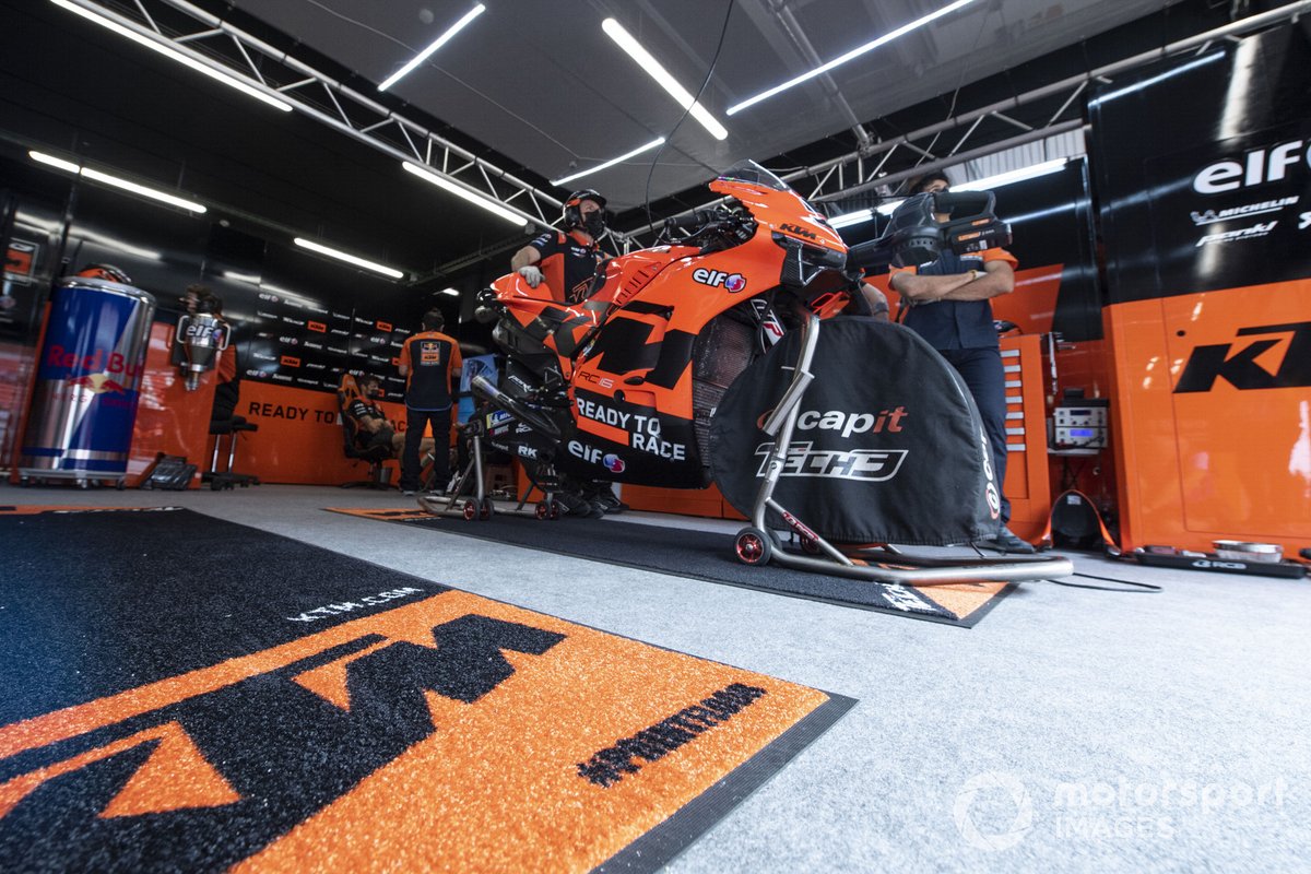 Red Bull KTM Factory Racing, atmosfera in garage