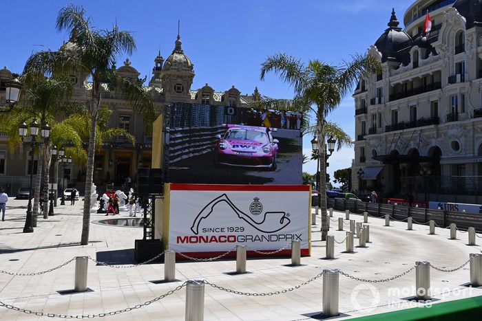 Pantallas en una plaza de Montecarlo