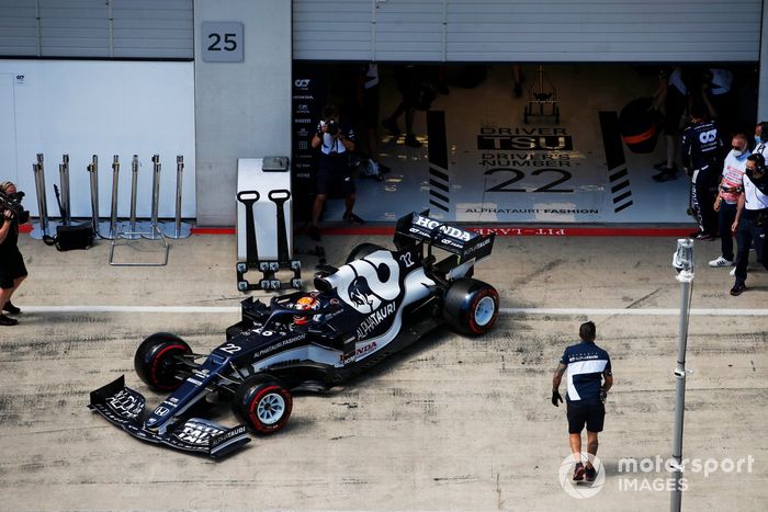 Yuki Tsunoda, AlphaTauri AT02, sale del garaje