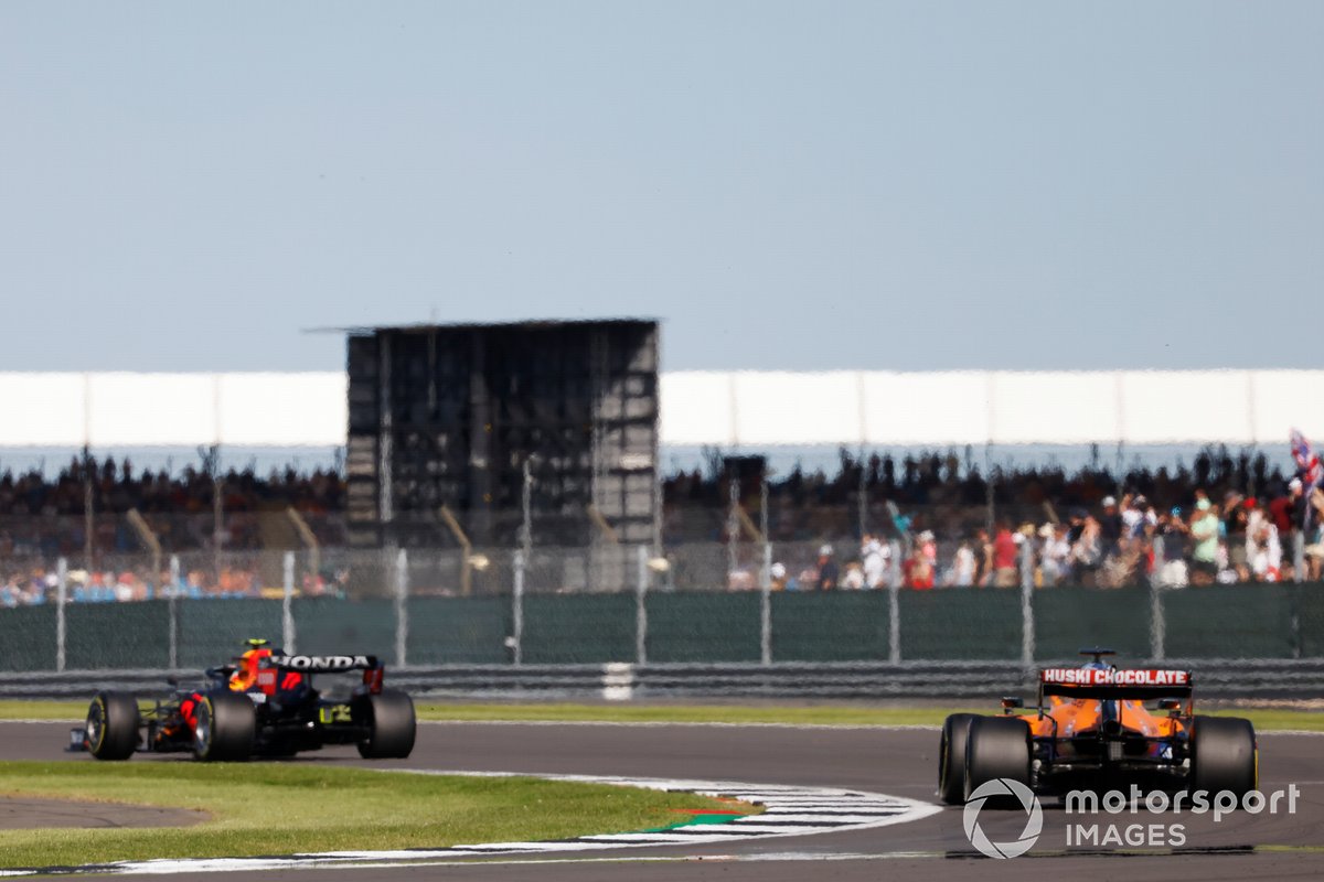 Sergio Perez, Red Bull Racing RB16B, Daniel Ricciardo, McLaren MCL35M
