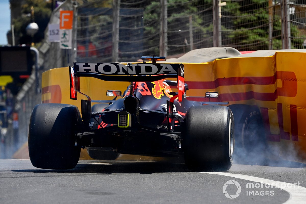 Max Verstappen, Red Bull Racing RB16B, golpea las barreras en la FP3