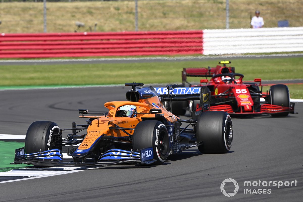 Daniel Ricciardo, McLaren MCL35M, Carlos Sainz Jr., Ferrari SF21