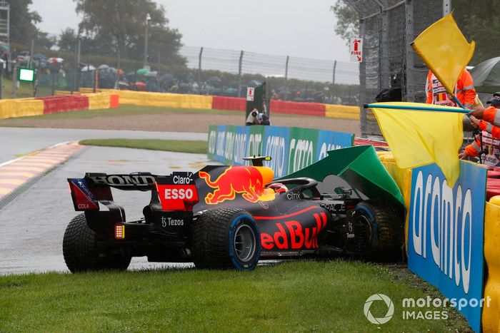 Max Verstappen, Red Bull Racing RB16B, pasa a Sergio Pérez, Red Bull Racing RB16B, quien pierde su coche y choca contra la barrera de camino a la parrilla