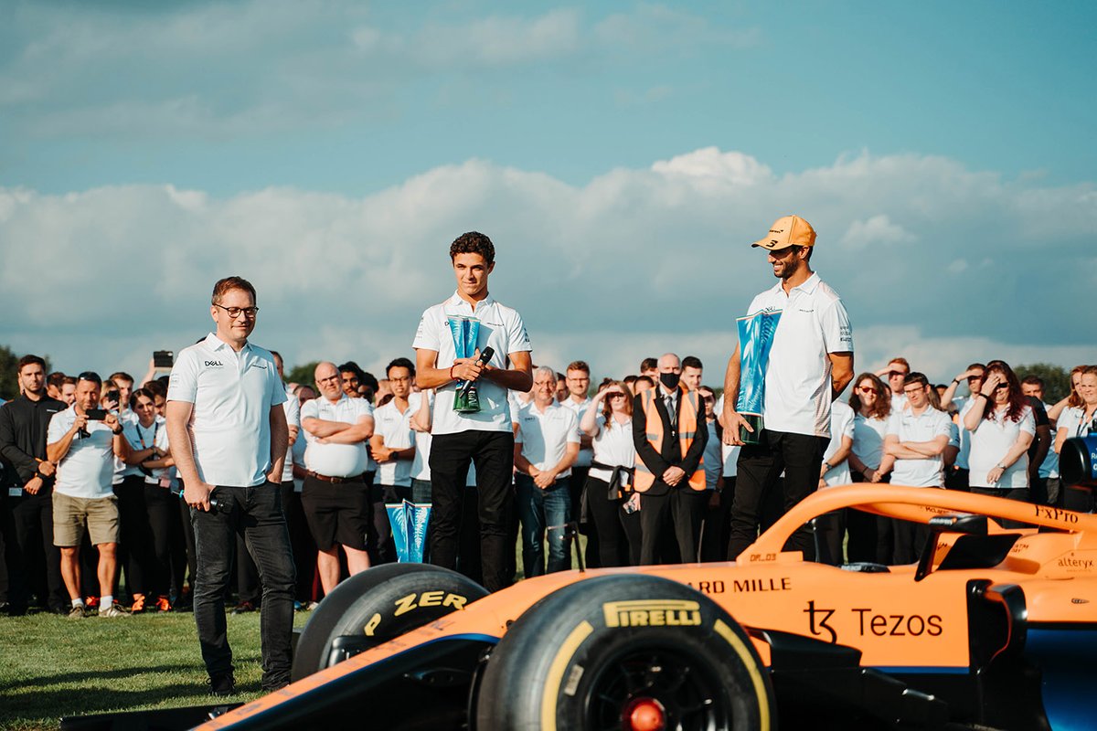 Daniel Ricciardo, McLaren, Lando Norris, McLaren, Andreas Seidl, director del equipo, McLaren celebran con los miembros del equipo