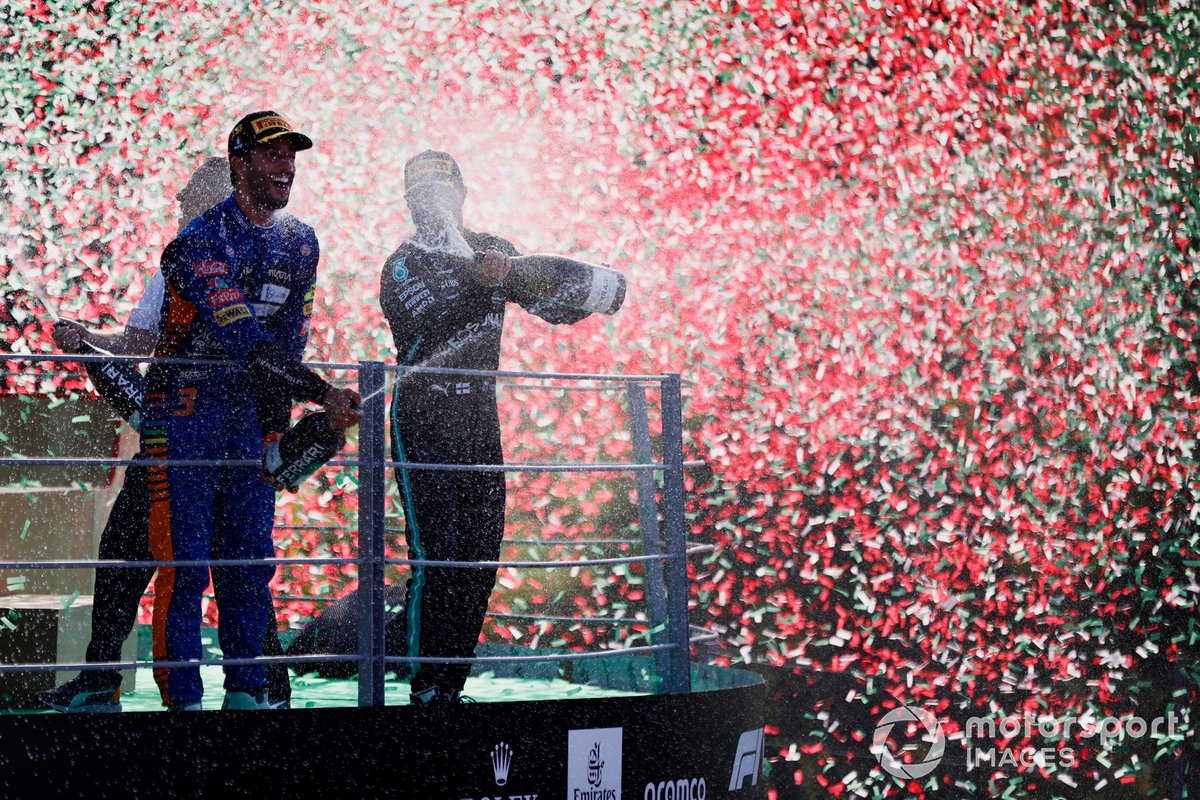 Daniel Ricciardo, McLaren, 1a posizione, festeggia la vittoria sul podio