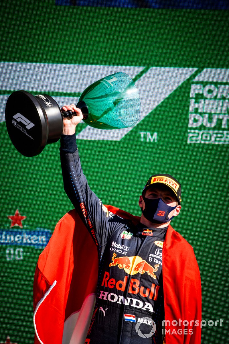 Podio: ganador Max Verstappen, Red Bull Racing