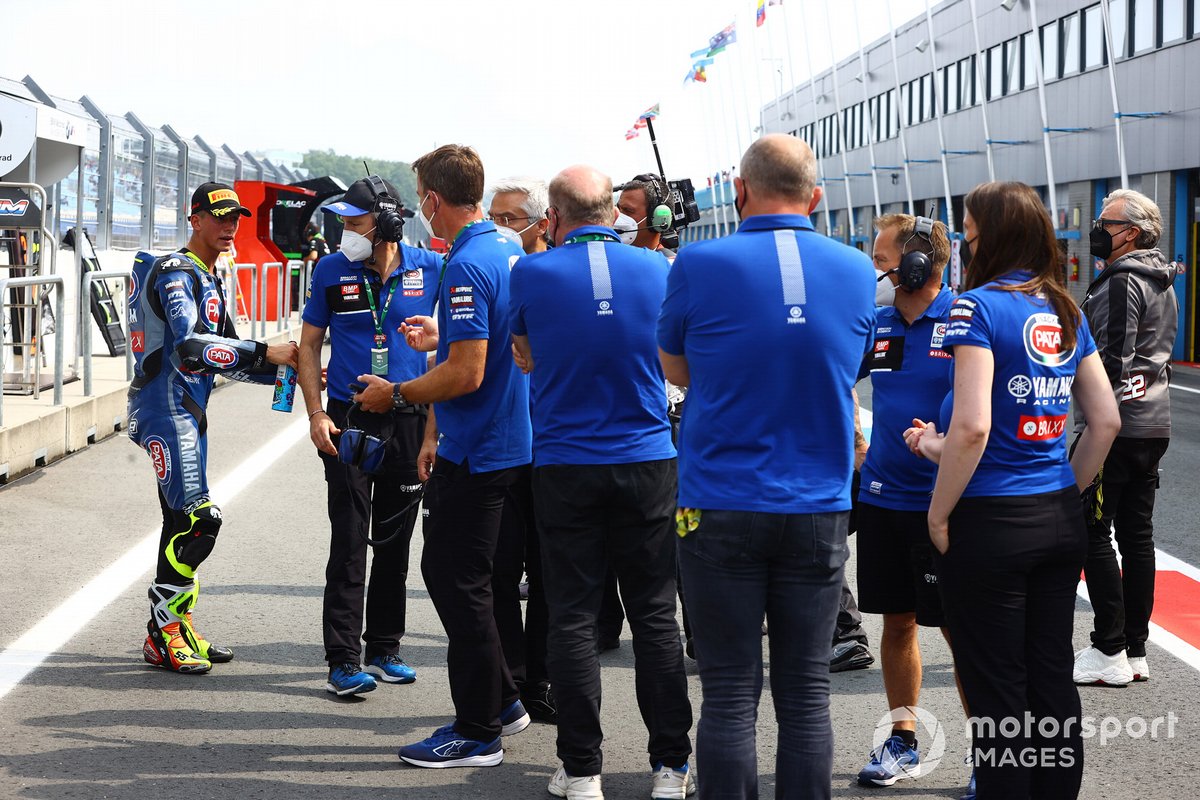 Andrea Locatelli, PATA Yamaha WorldSBK Team, y el equipo Yamaha