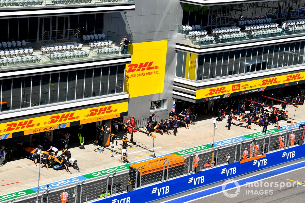 Daniel Ricciardo, McLaren MCL35M, torna in garage