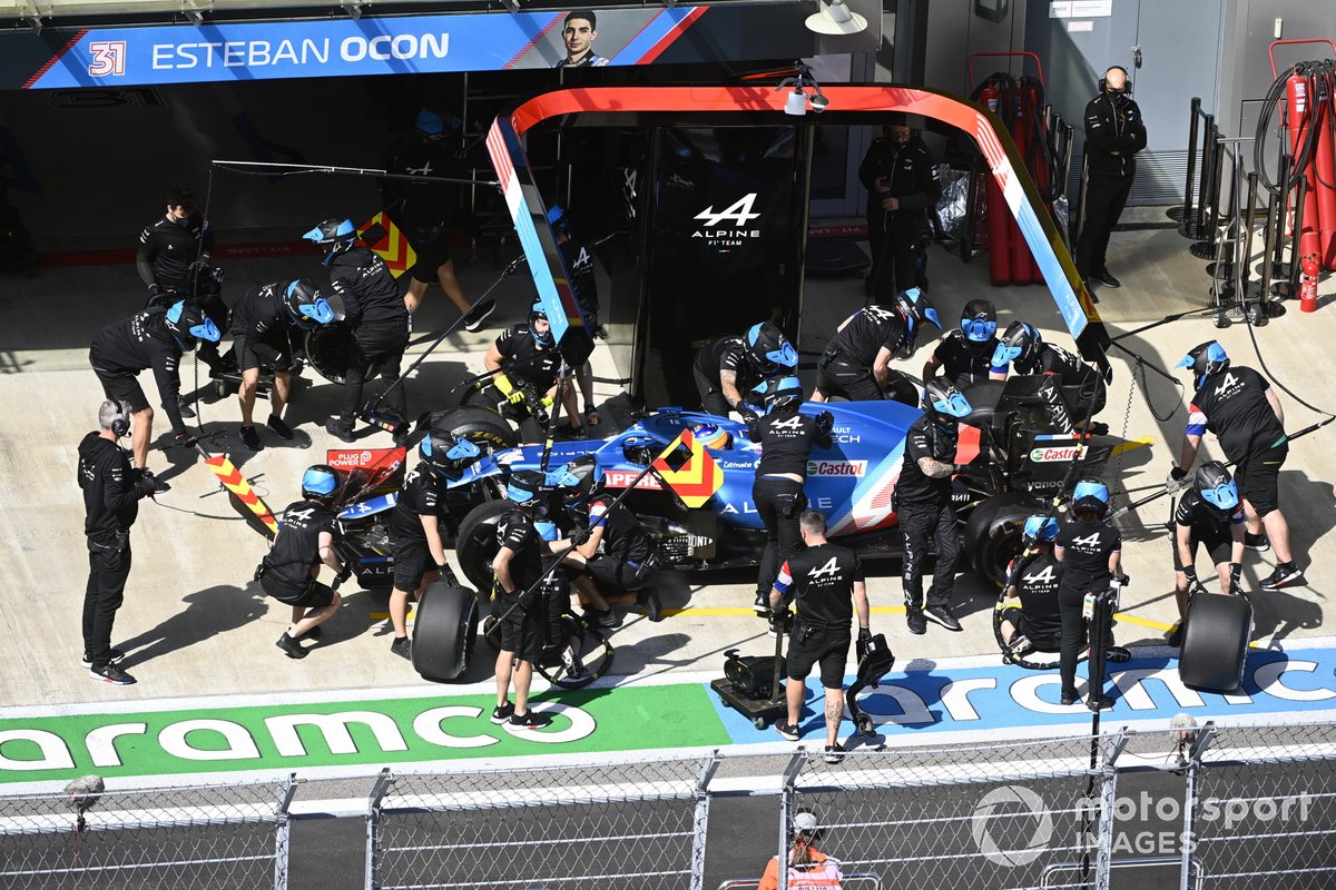 Fernando Alonso, Alpine A521, ai box durante le prove