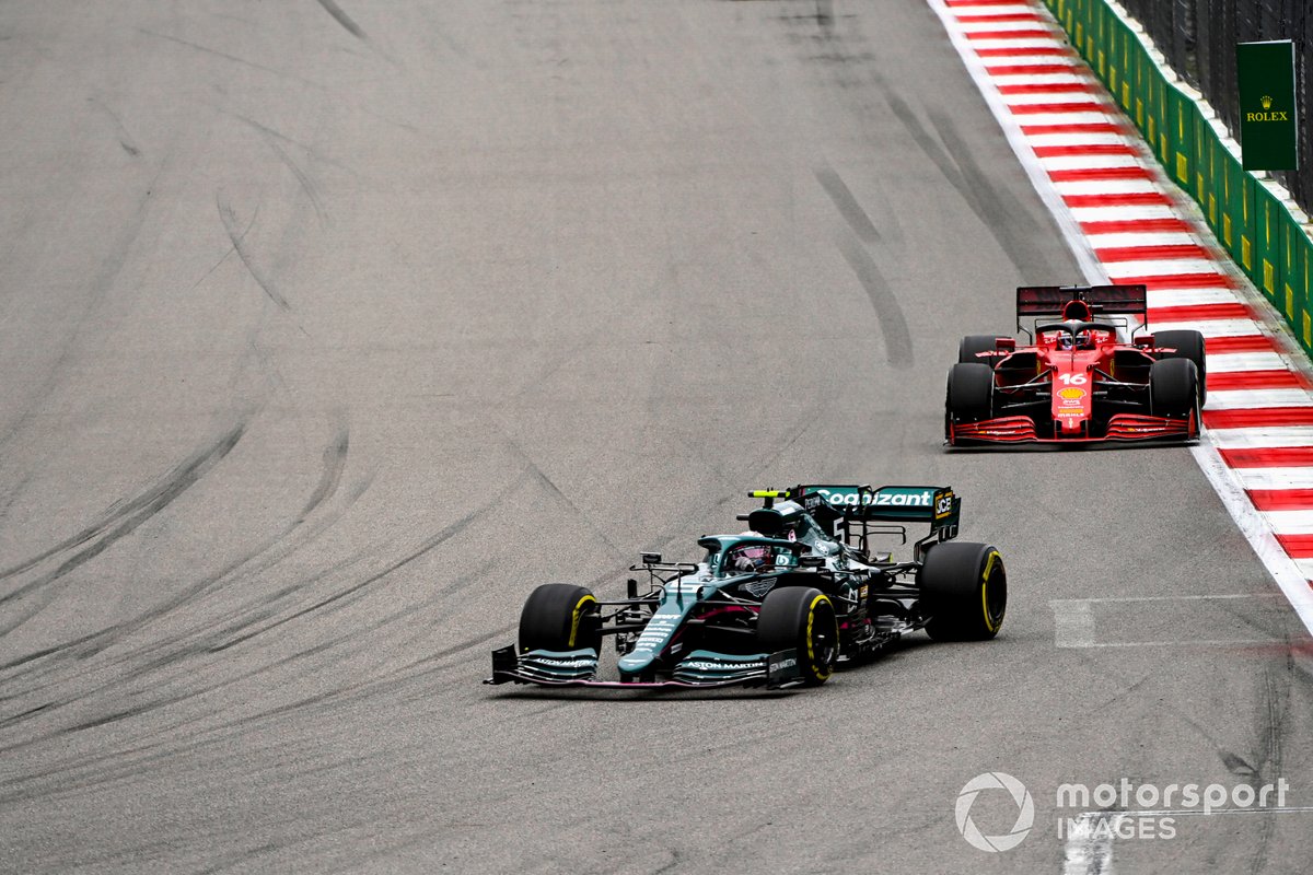 Sebastian Vettel, Aston Martin AMR21, Charles Leclerc, Ferrari SF21, e Pierre Gasly, AlphaTauri AT02