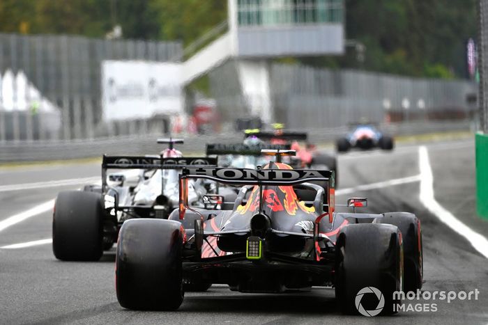 Lewis Hamilton, Mercedes W12, Max Verstappen, Red Bull Racing RB16B en la salida de los pits