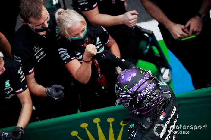 Pole Position de Lewis Hamilton, de Mercedes, celebra en el Parc Ferme con sus compañeros de equipo