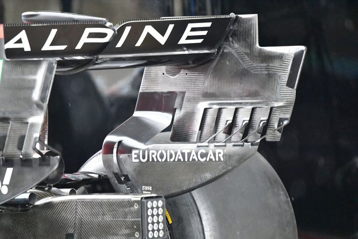 A asa traseira do Alpine recebeu algumas barras de reforço mais uma vez, enquanto a equipe tenta evitar que as travas se movam muito sob carga