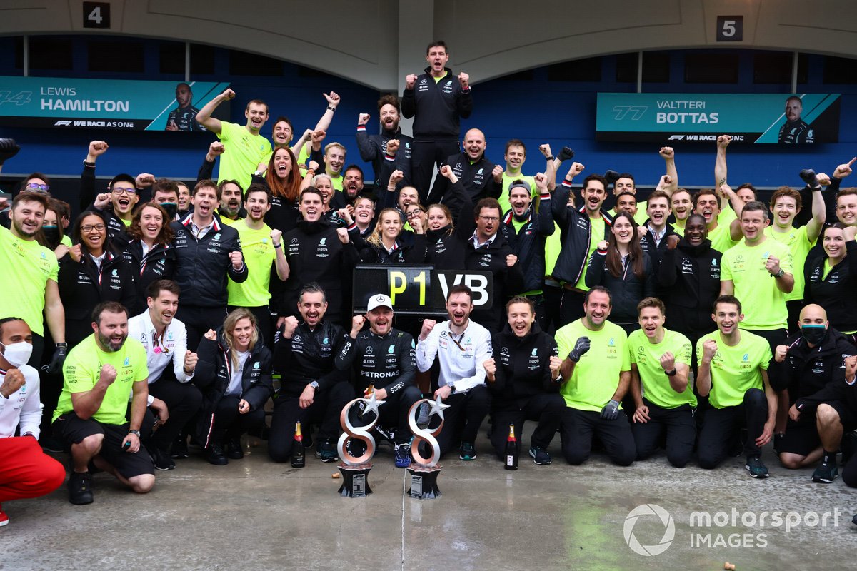 Valtteri Bottas, Mercedes, 1a posizione, la sua ragazza Tiffany Cromwell, Toto Wolff, Team Principal e CEO, Mercedes AMG, Lewis Hamilton, Mercedes, e il team Mercedes festeggiare la vittoria