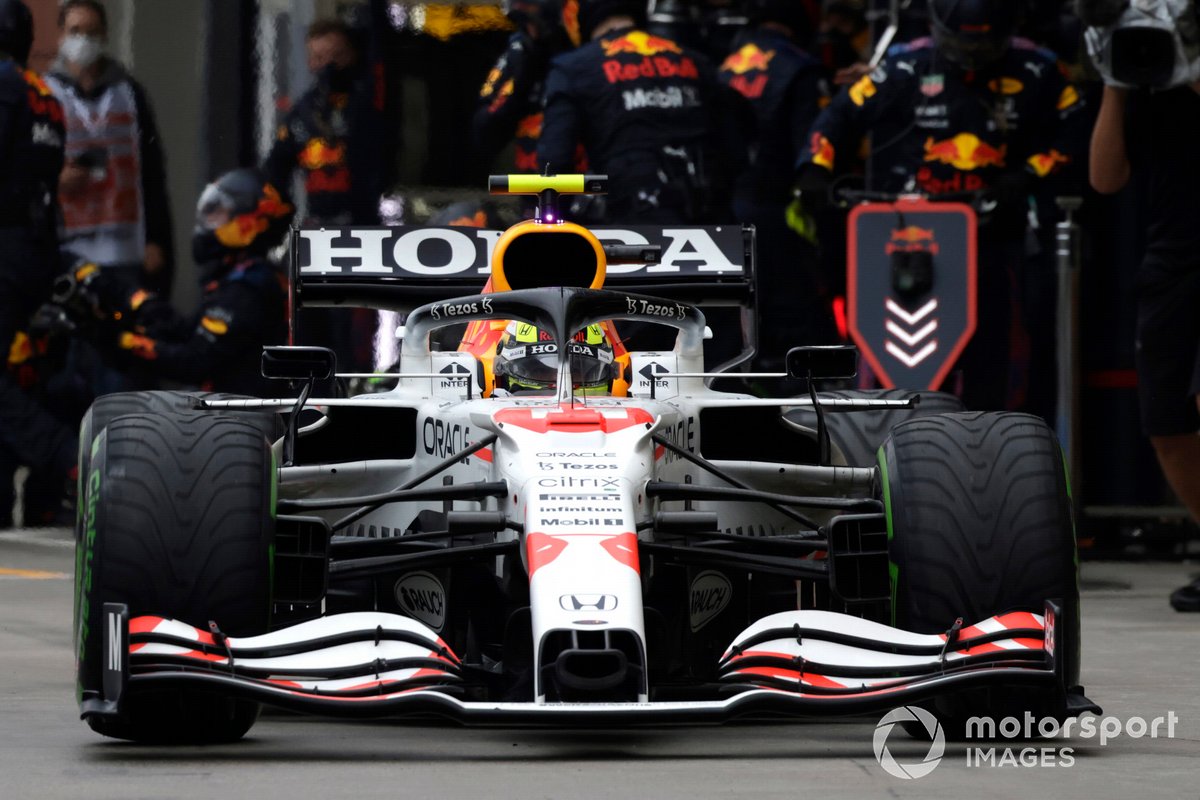 Sergio Perez, Red Bull Racing RB16B, lascia il box dopo una sosta