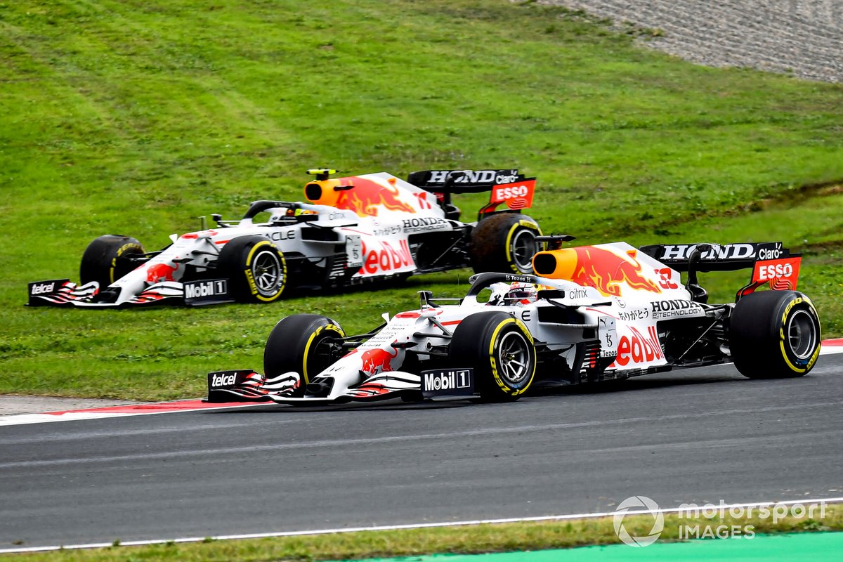 Max Verstappen, Red Bull Racing RB16B, passa mentre Sergio Perez, Red Bull Racing RB16B, recupera da un testacoda