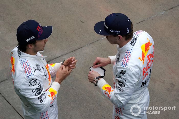Max Verstappen, Red Bull Racing, 2ª posición, y Sergio Pérez, Red Bull Racing, 3ª posición, en Parc Ferme