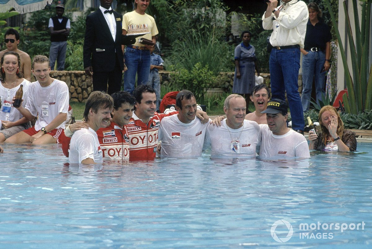 El equipo Toyota, con Luis Moya, Carlos Sainz, Bjorn Waldegaard, Fred Gallagher celebran en la piscina