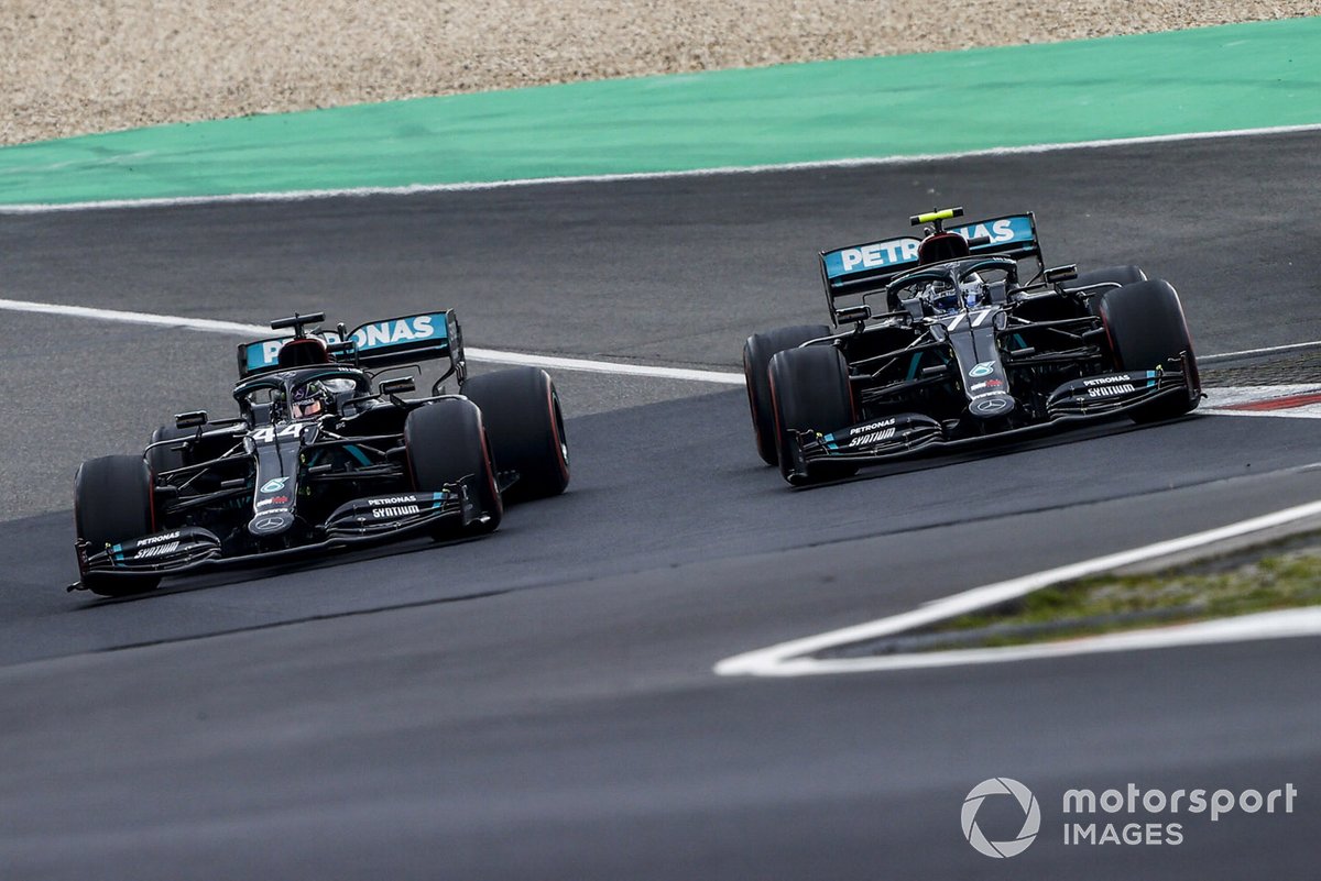 Lewis Hamilton, Mercedes F1 W11, passa Valtteri Bottas, Mercedes F1 W11, che si ritira dalla gara per perdita di potenza del motore