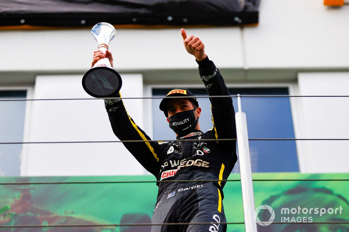 Daniel Ricciardo, Renault F1, 3rd position, sprays champagne