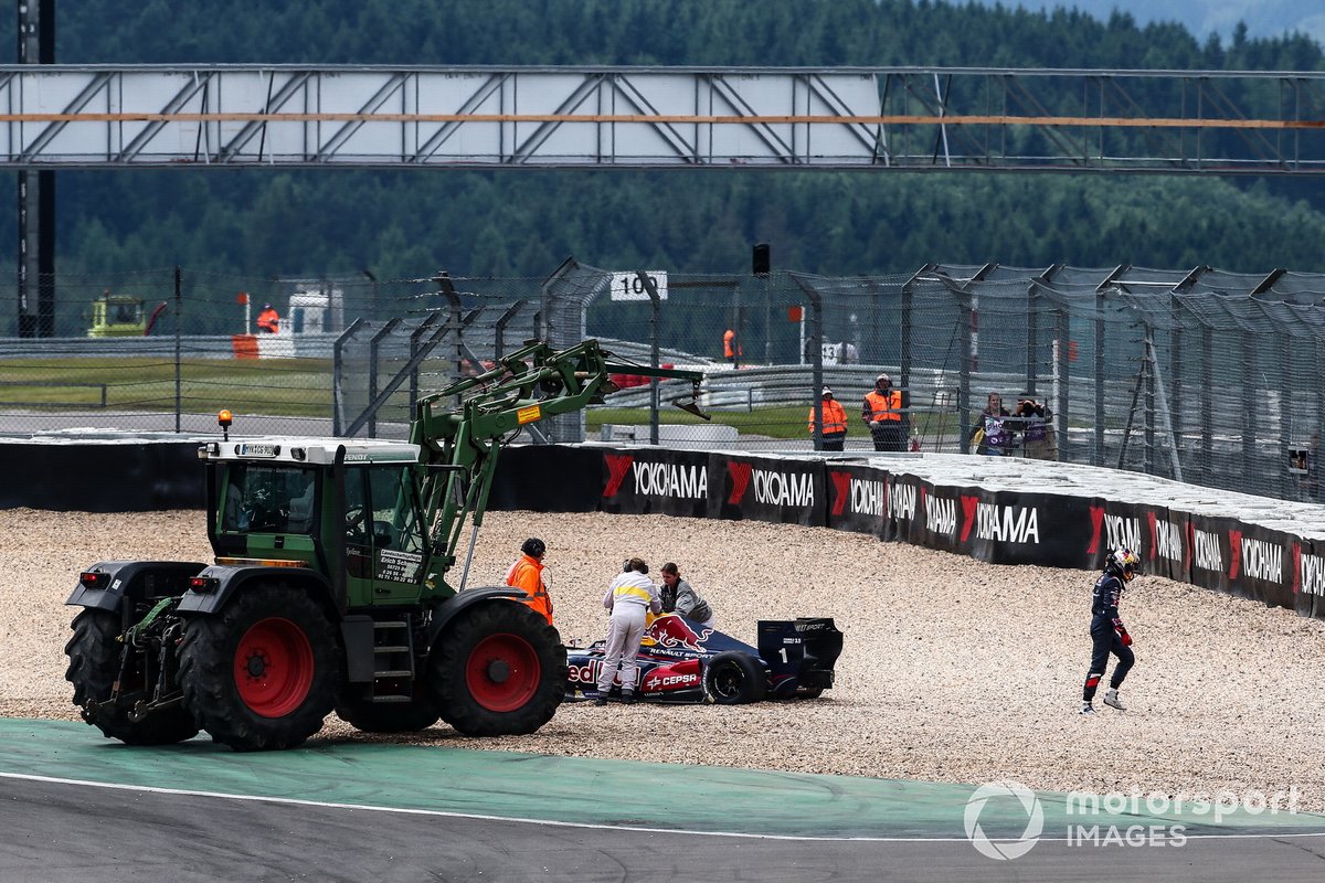 Carlos Sainz jr., Dams, sale del coche tras su accidente en la salida