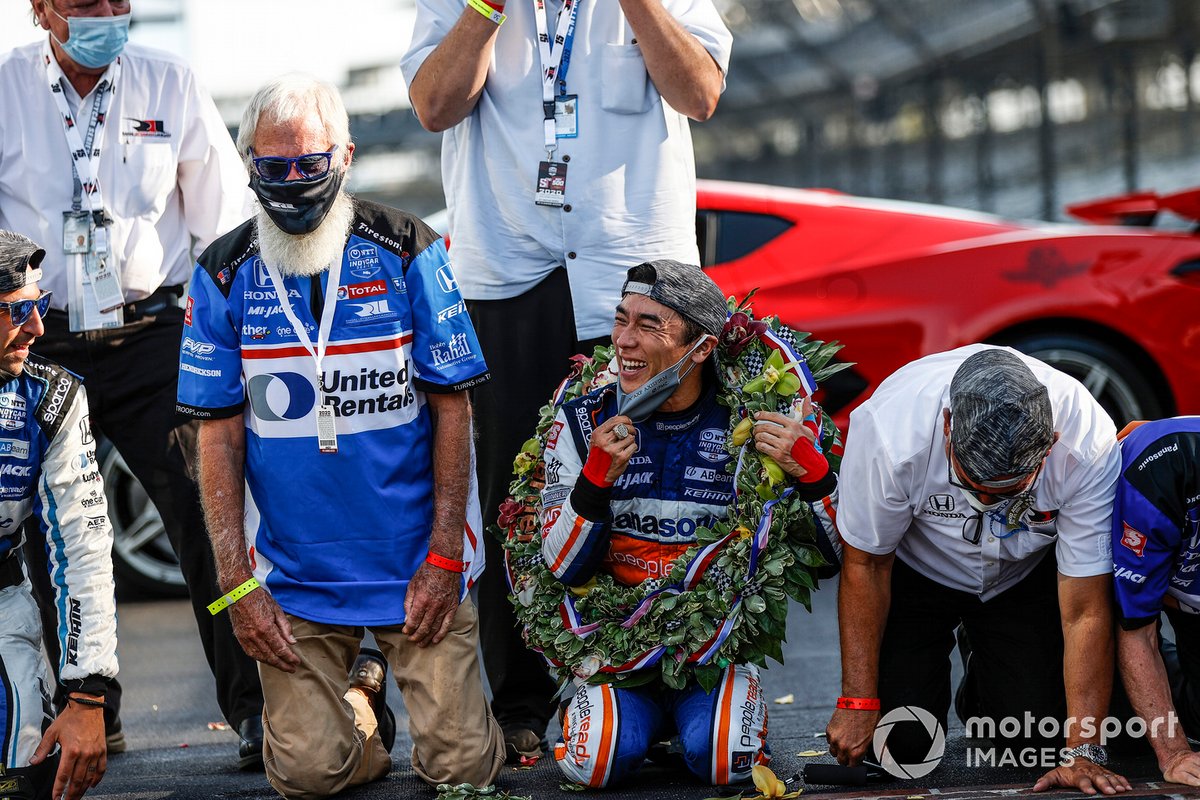 Takuma Sato, Rahal Letterman Lanigan Racing Honda kisses the bricks with David Letterman and Bobby Rahal