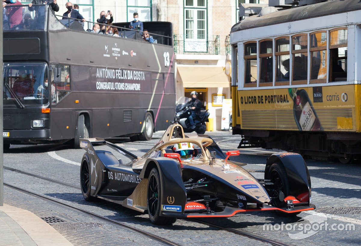 Antonio Felix Da Costa, piloto de DS TECHEETAH FE Team, celebra el campeonato de Fórmula E en Lisboa, Portugal