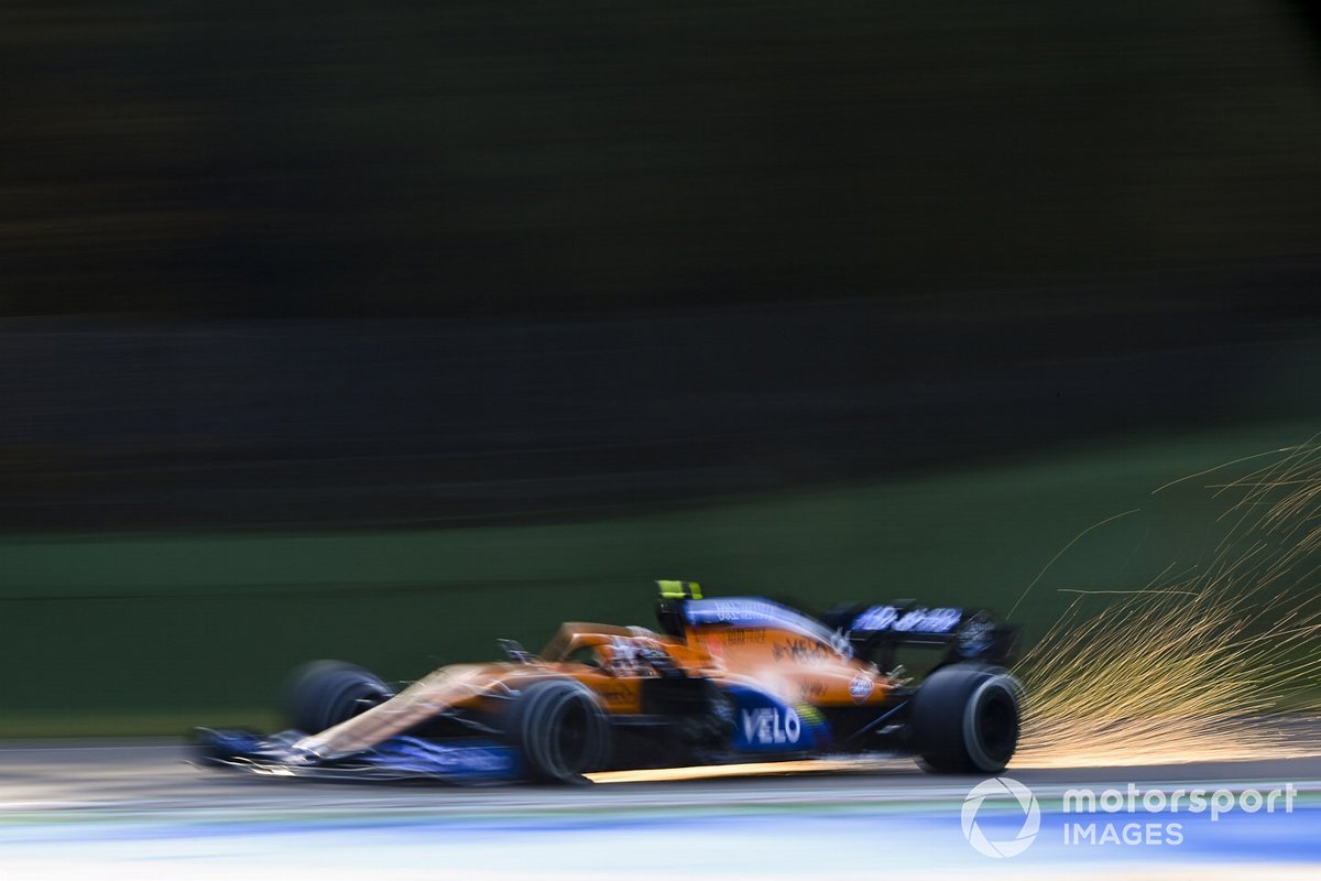 Scintille che fuoriescono dall'auto di Lando Norris, McLaren MCL35