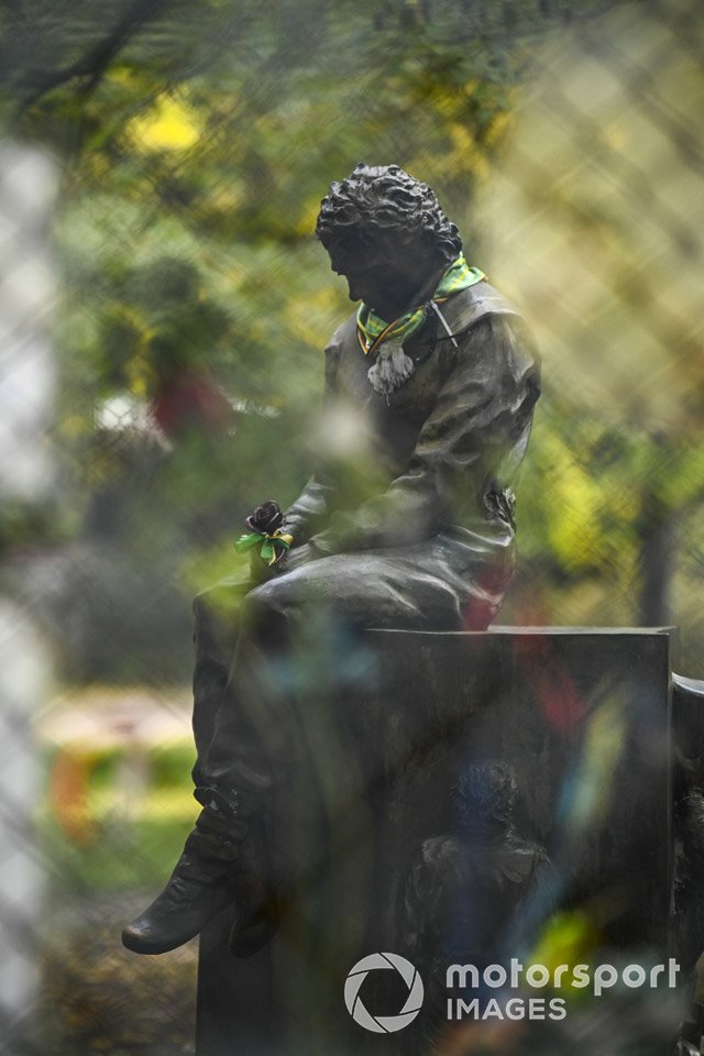 La statua a bordo pista in omaggio ad Ayrton Senna